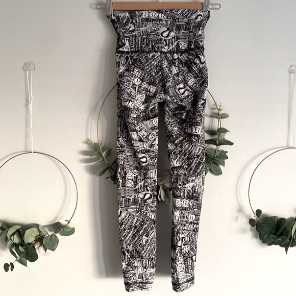 Lululemon Wunder Train High-Rise Tight 25"
Tear It Up Alpine White Black size 0 - Picture 13 of 13